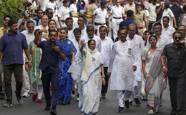 Bengal CM Mamata Banerjee holds roadshow in south Kolkata to end campaign